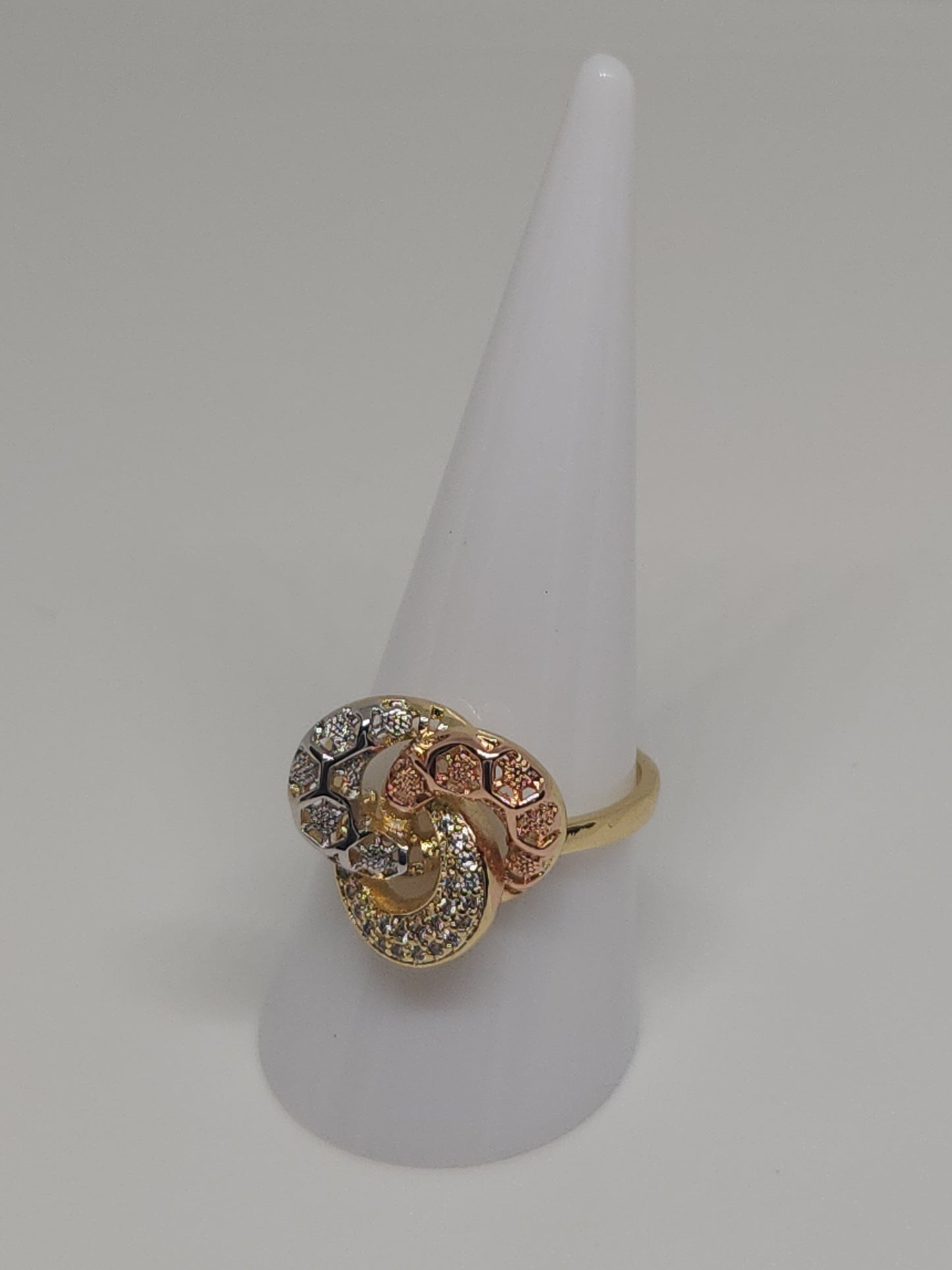 Anillo en tres tonos de oro