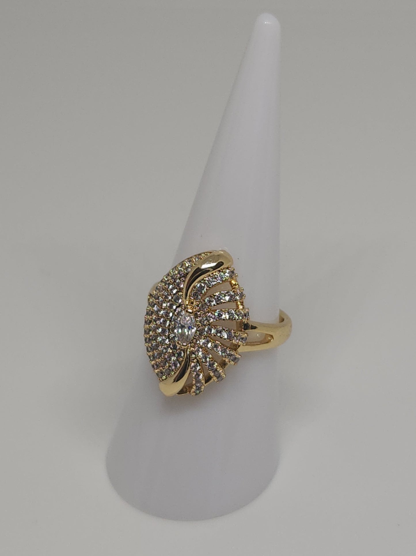 Anillo en forma de Ojo con zirconitas blancas