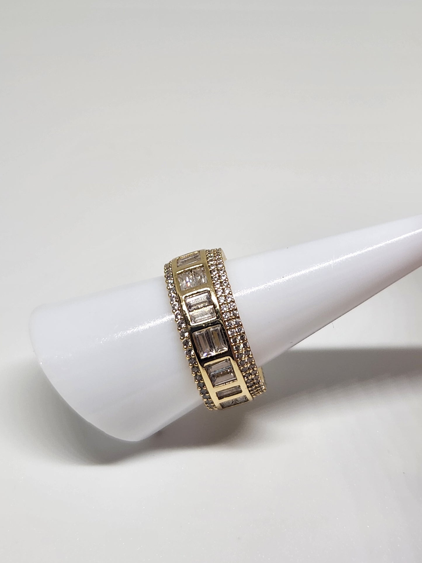 Anillo en forma de alianza rodeada de zirconias