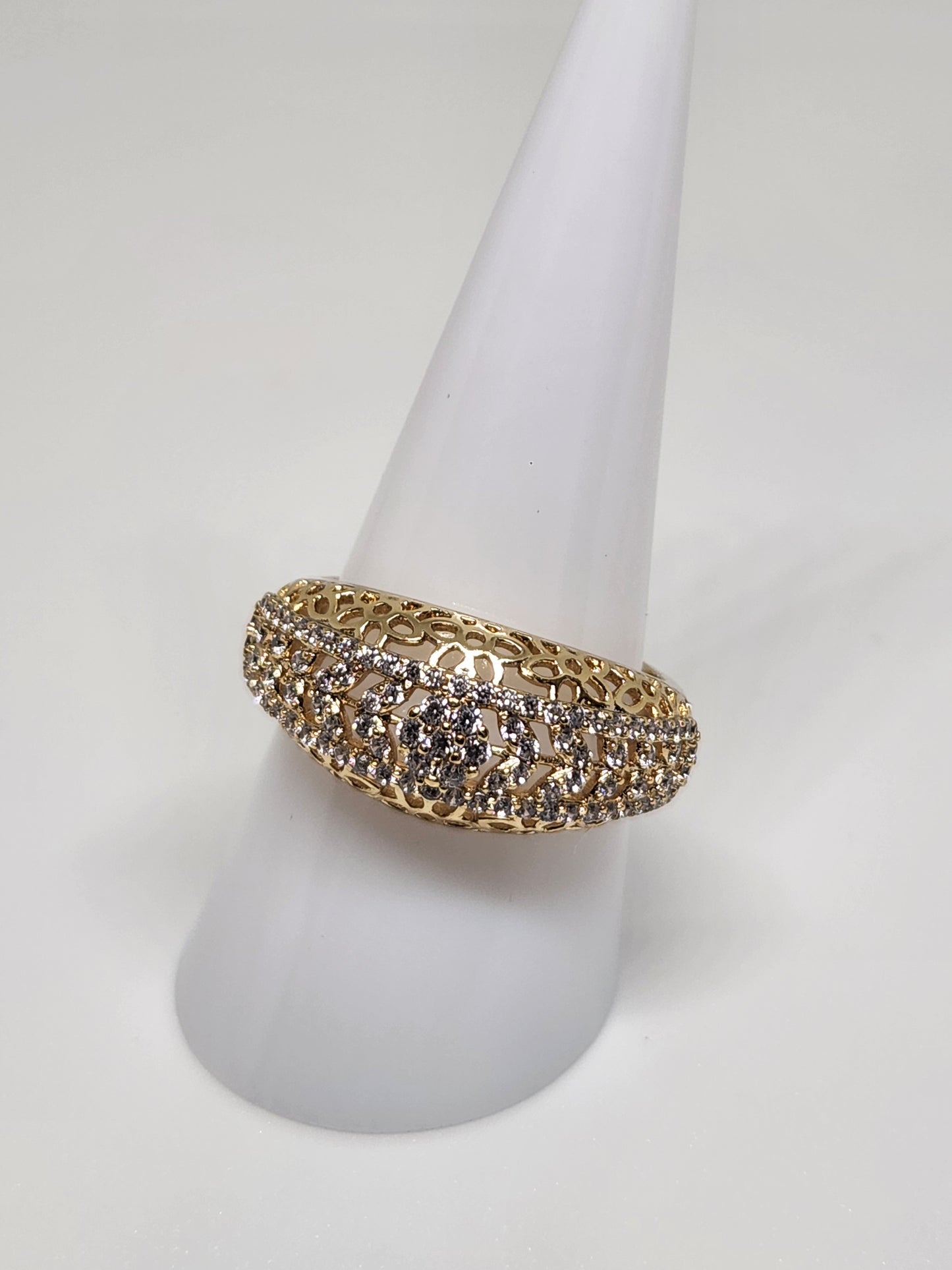 Anillo clásico con diseño encaje y zirconitas