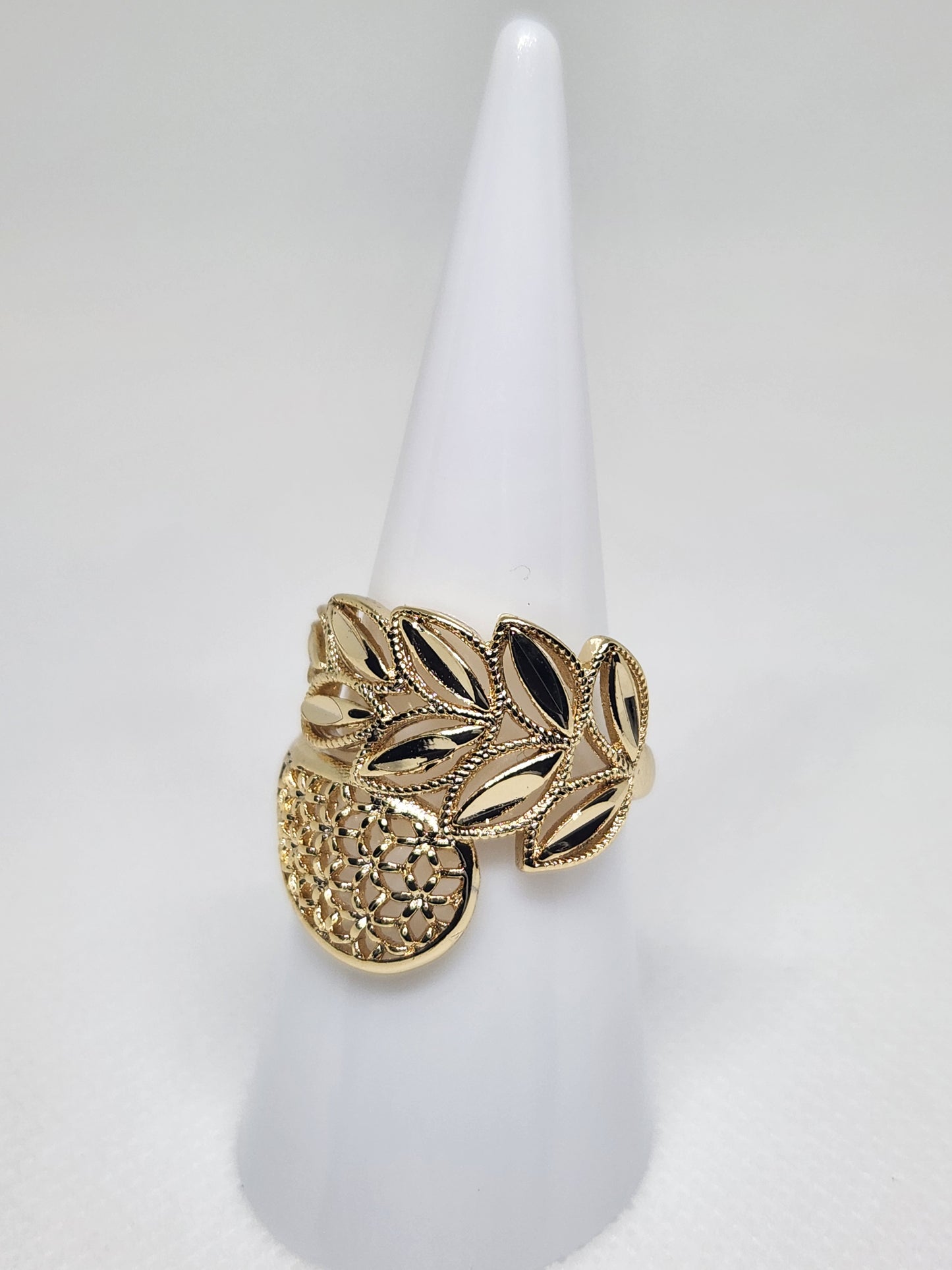 Anillo con diseño de ramas