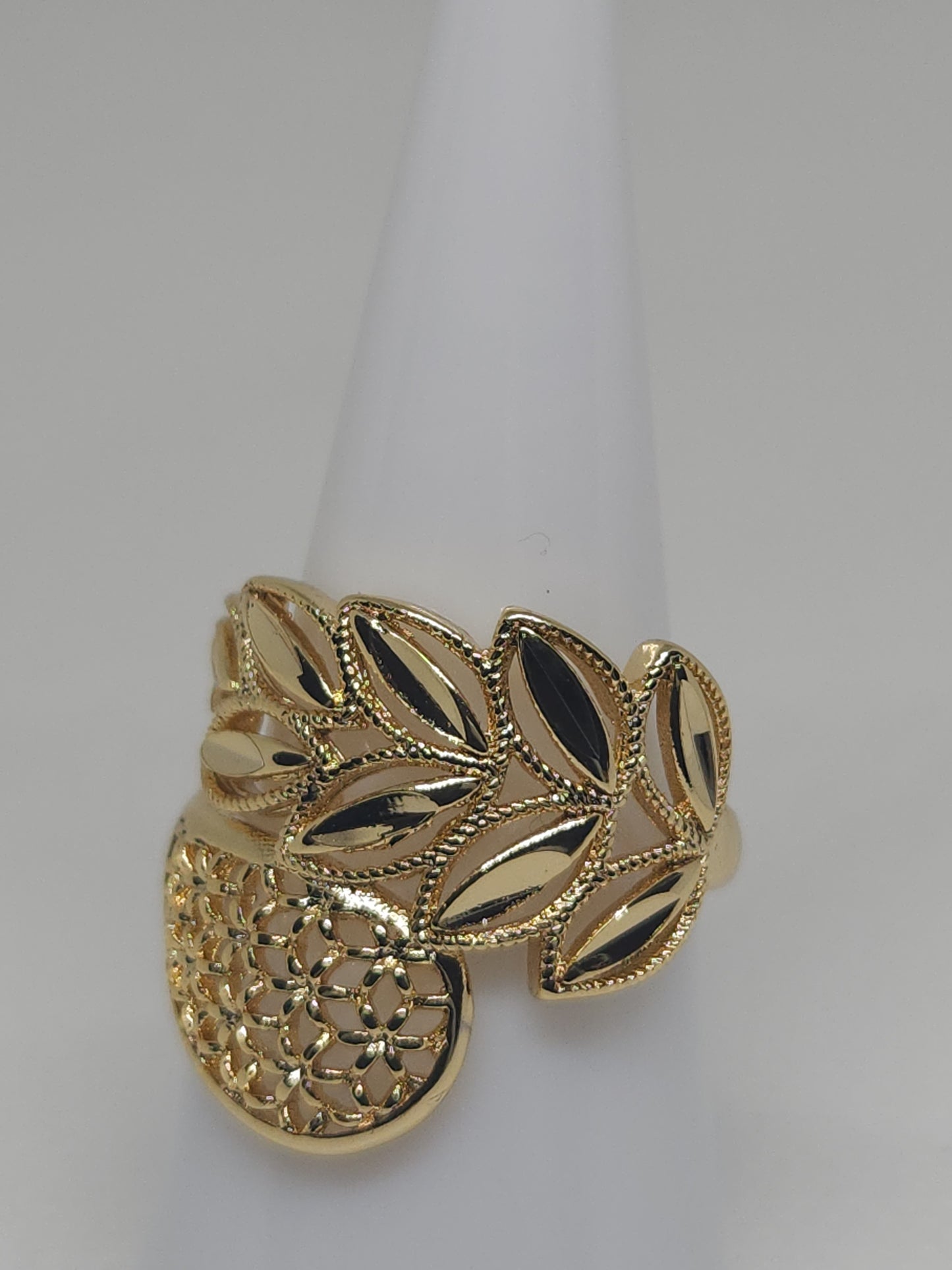 Anillo con diseño de ramas