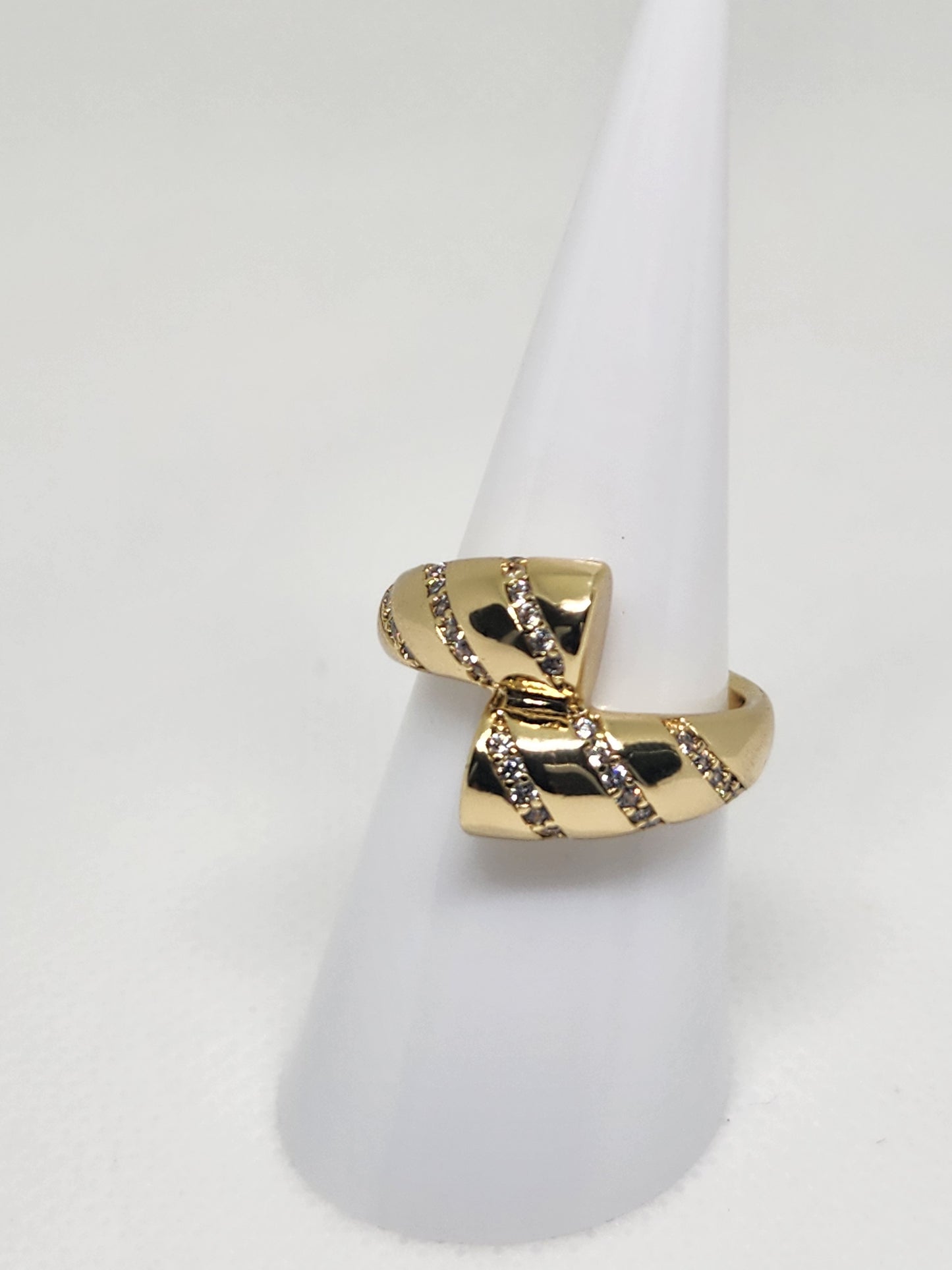 Anillo con pequeñas zirconias semigrueso