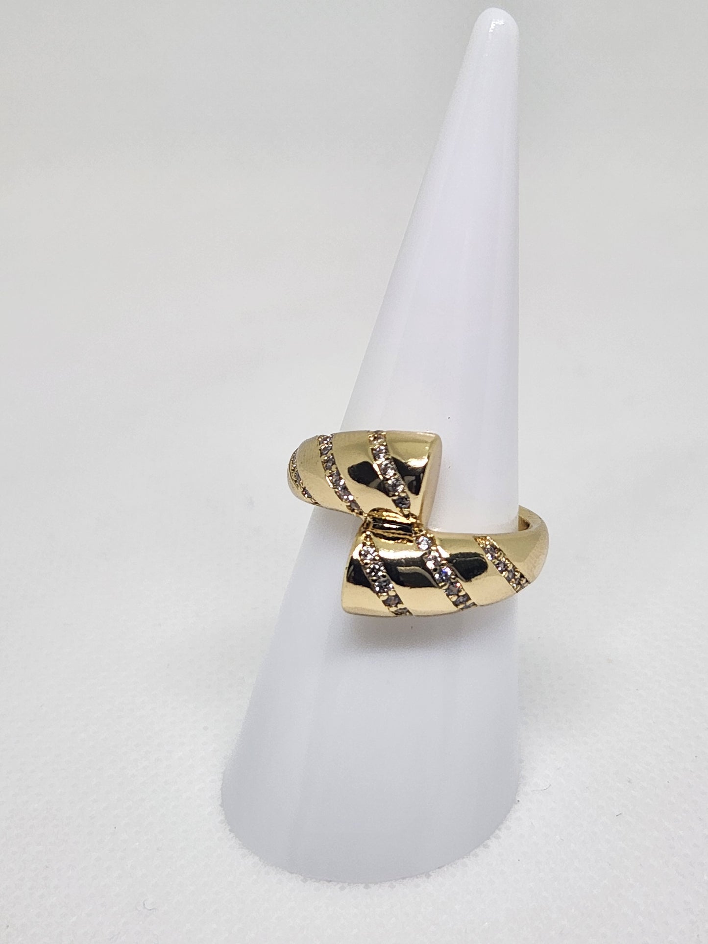 Anillo con pequeñas zirconias semigrueso
