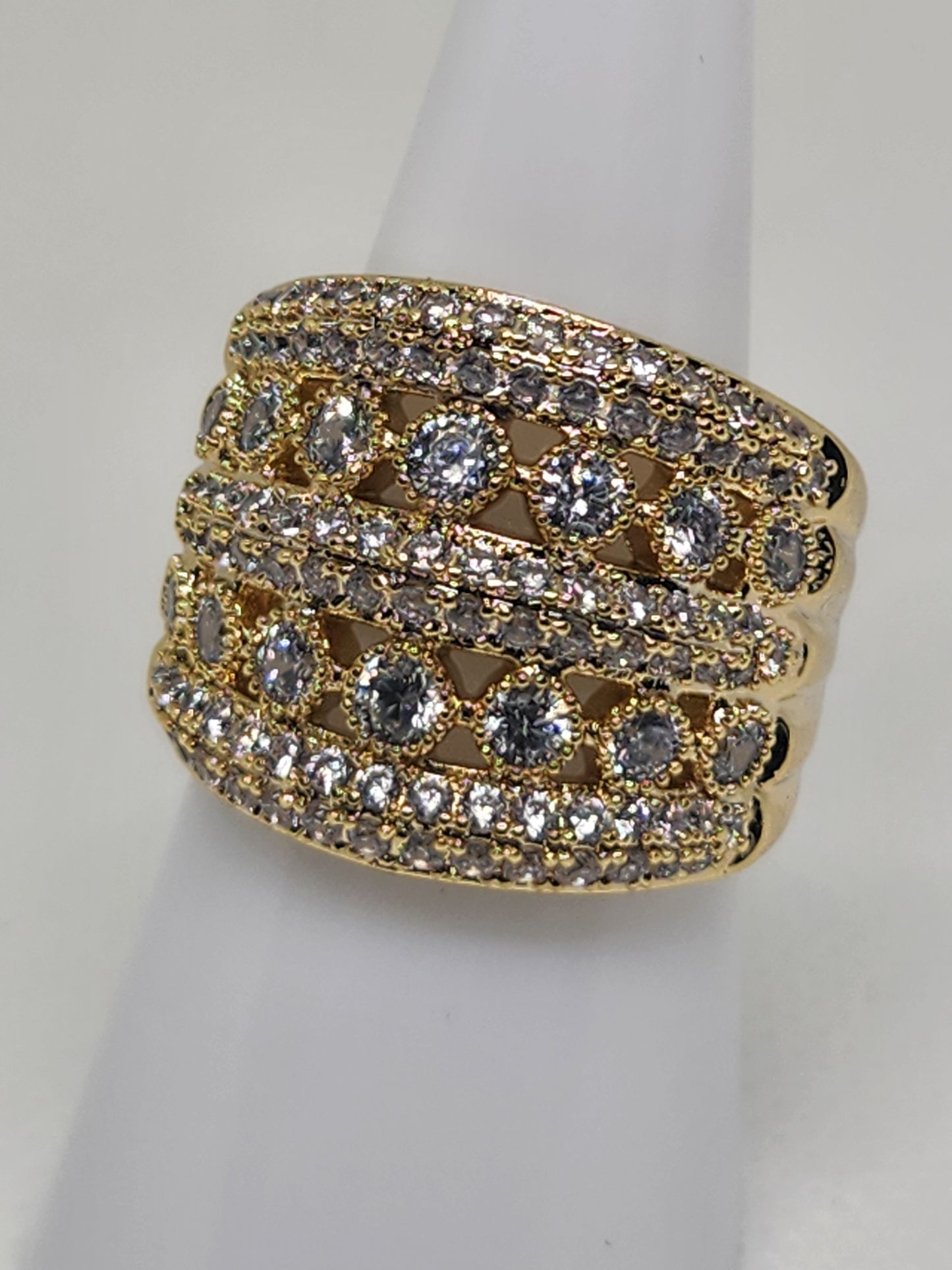 Anillo ancho elegante con zirconias