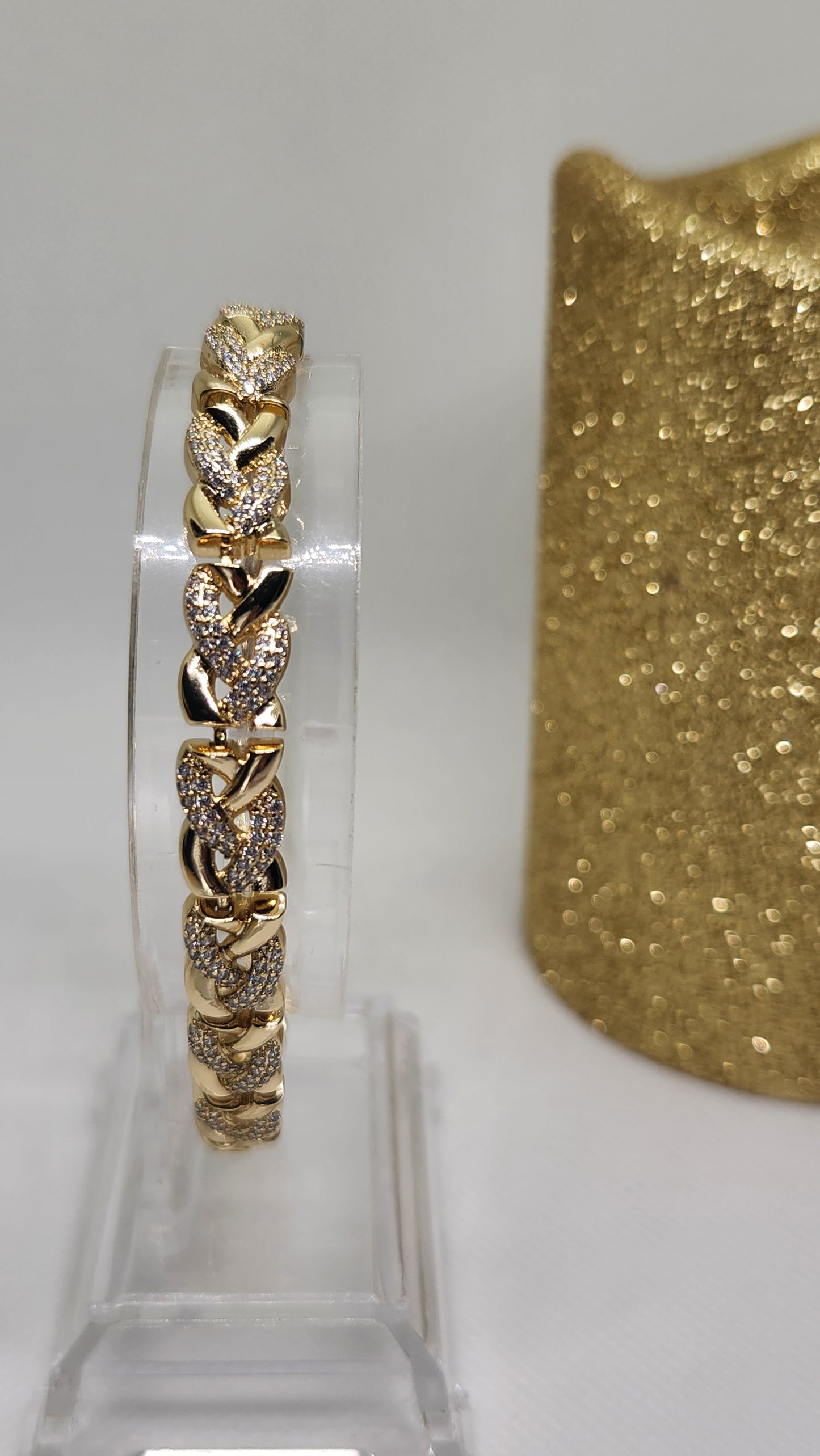 Pulsera con diseño en forma de trenza