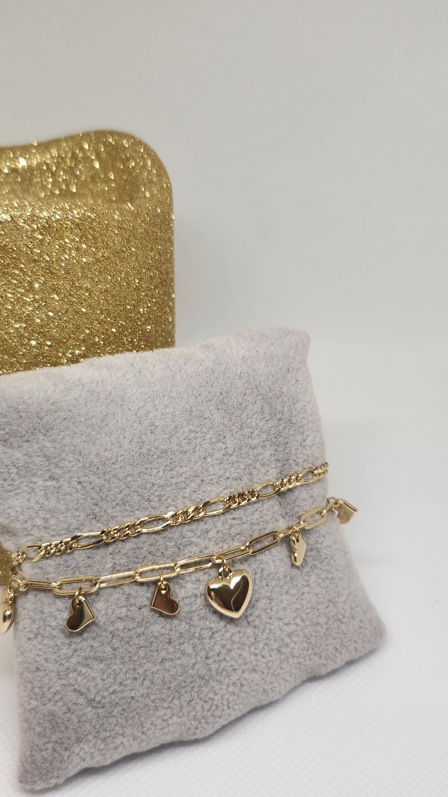 Pulseras dobles con colgantes de corazones