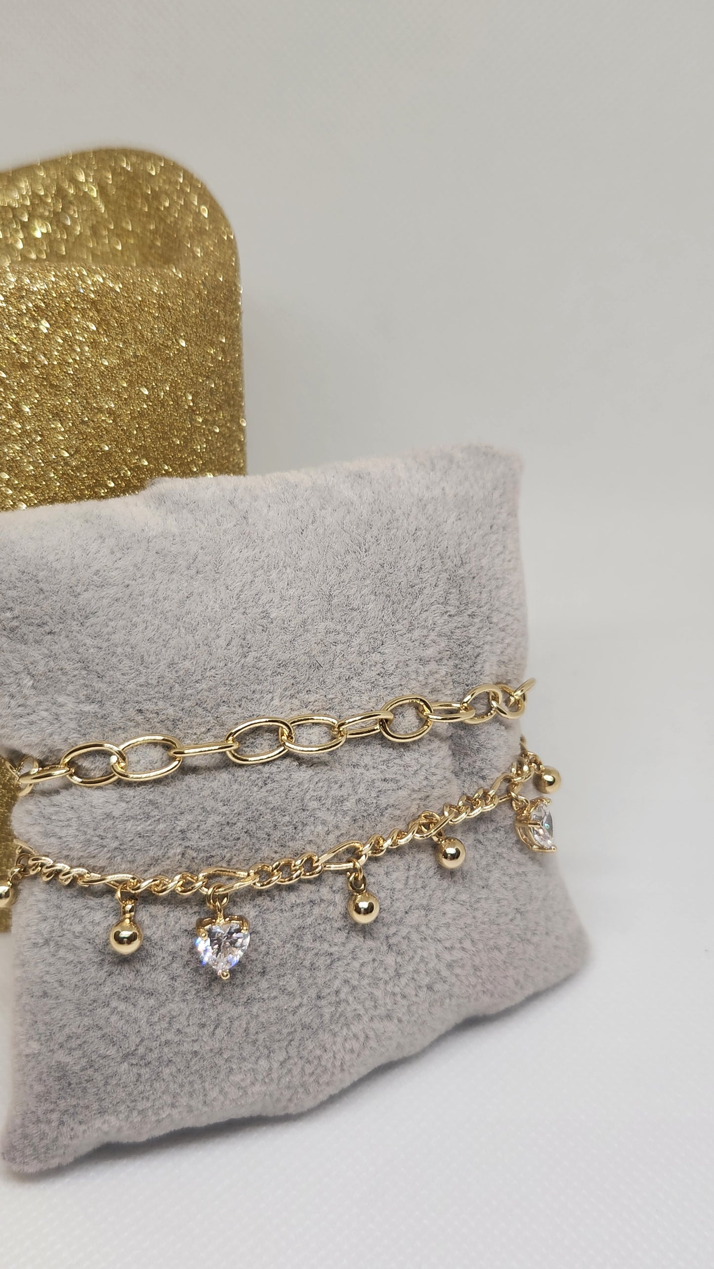 Pulseras dobles con colgantes de balincito y zirconias en forma de corazón