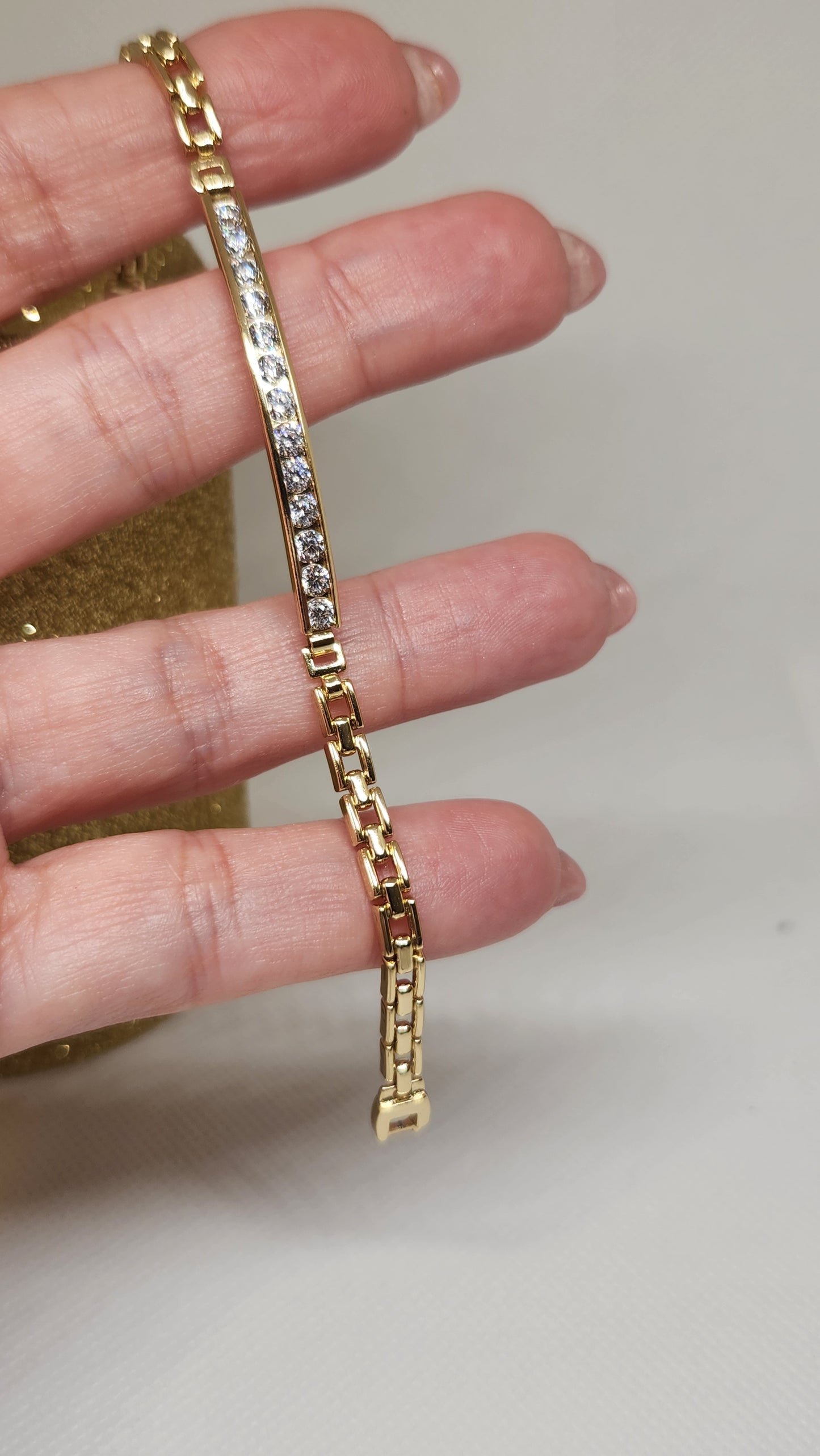 Pulsera con chapa cubierta de zirconias talla 6.5