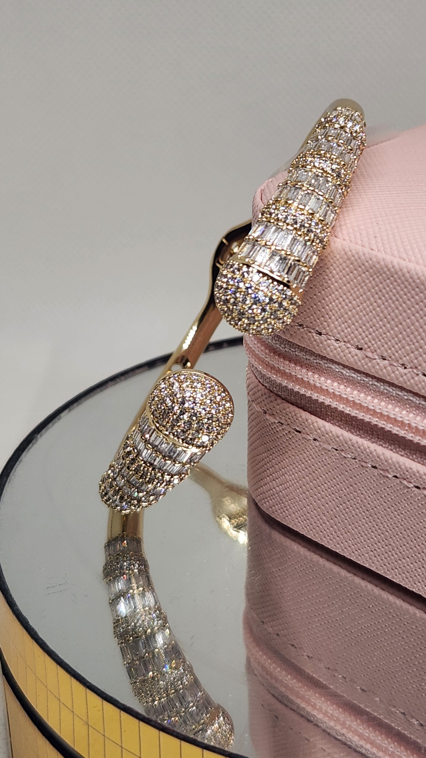 Bangle abierto super elegante con zirconias