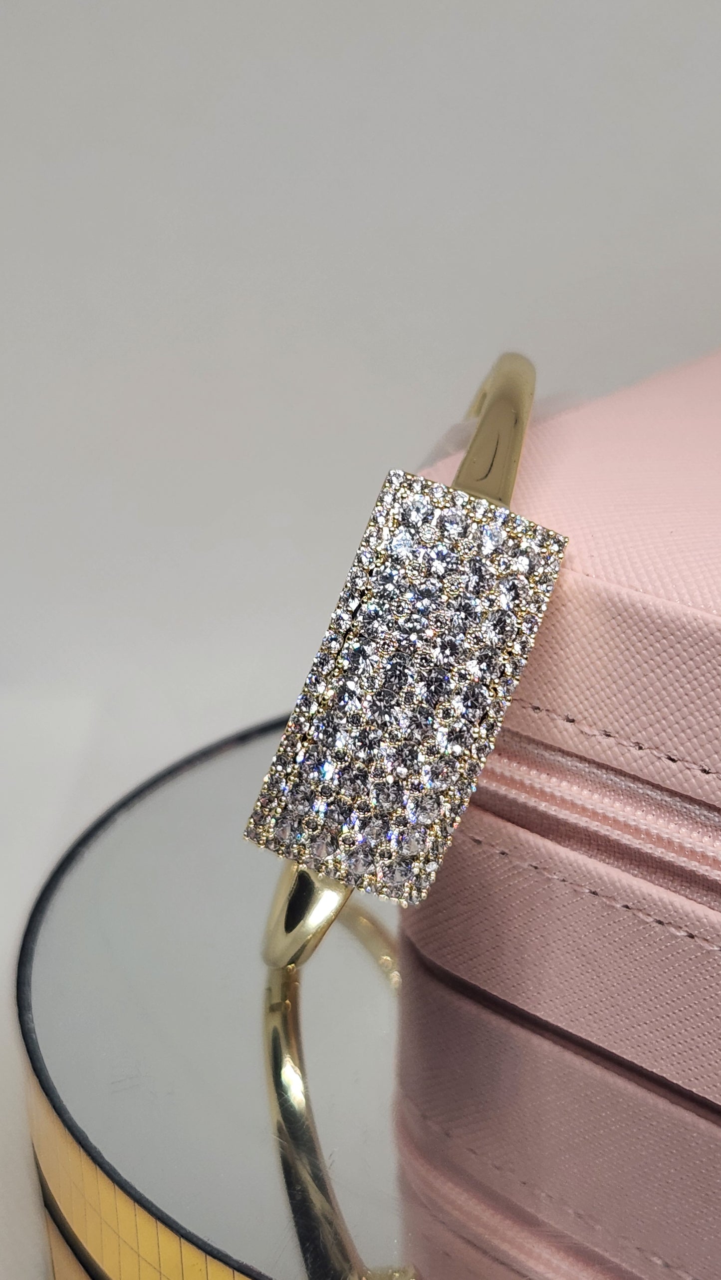 Bangle diseño cuadrado con zirconias