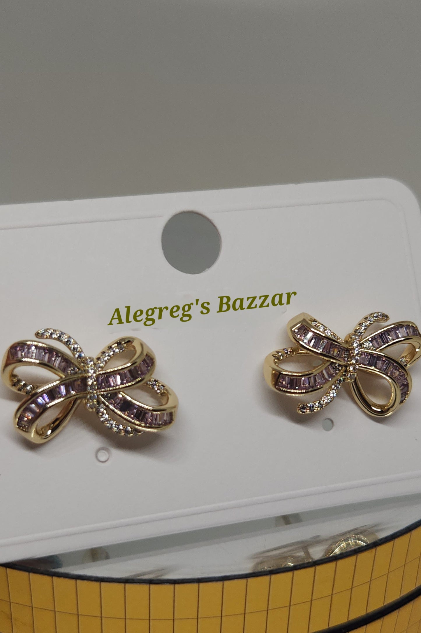 Aretes de lazo pegados