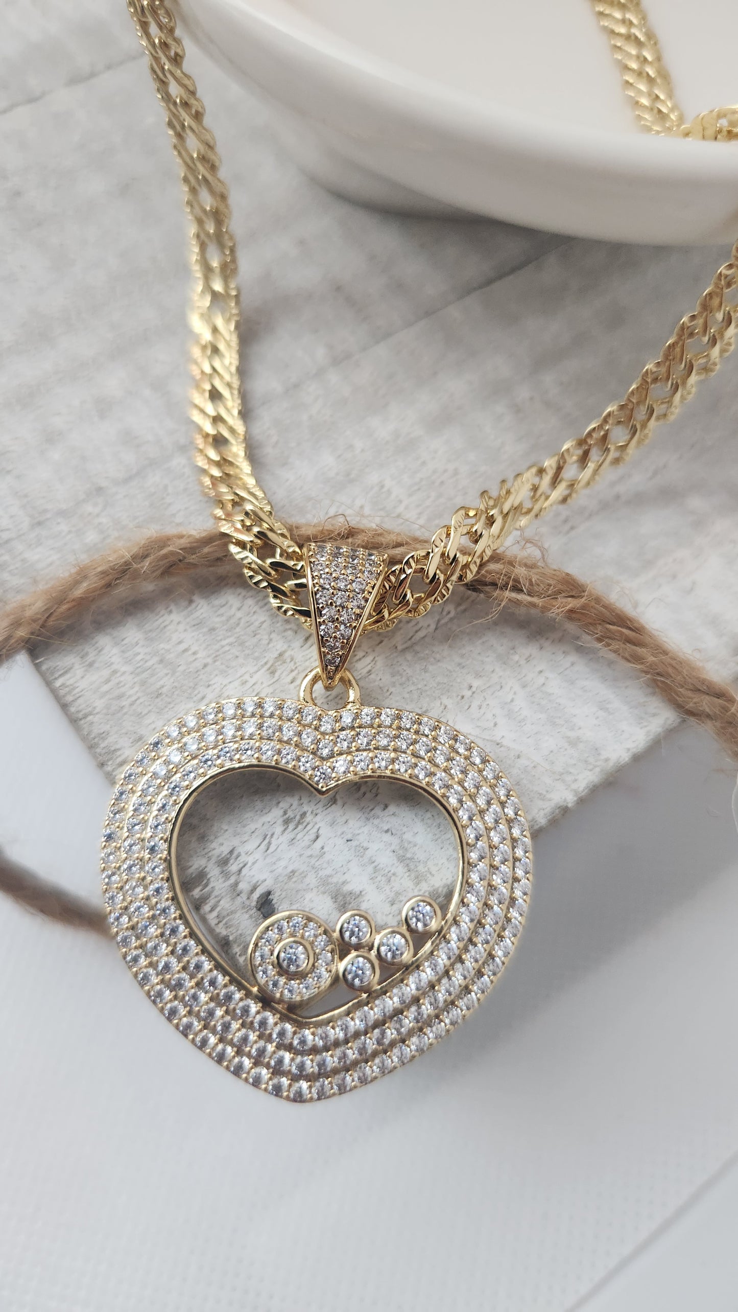 Cadena diseño español con colgante de corazón