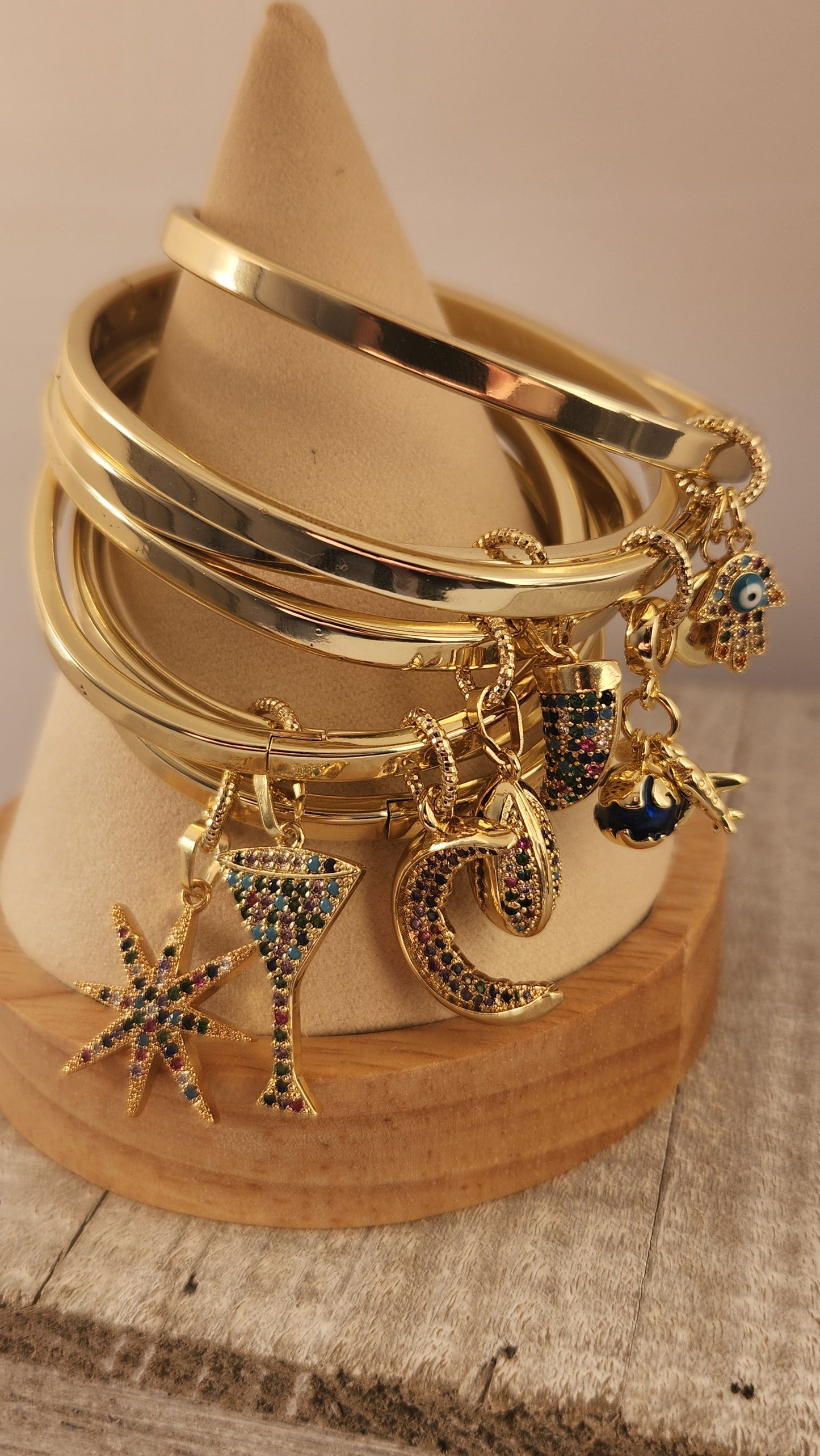 Sets de pulseras con colgantes variados size 7 in
