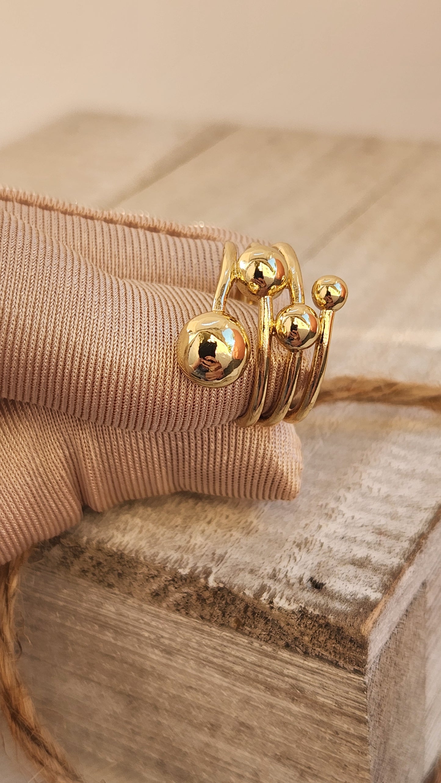 Anillo entrelazado con balines