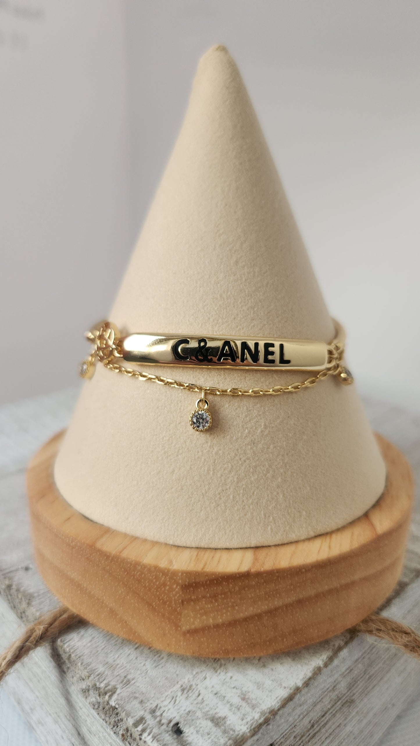 Pulsera con palabra Chanel size 6.5