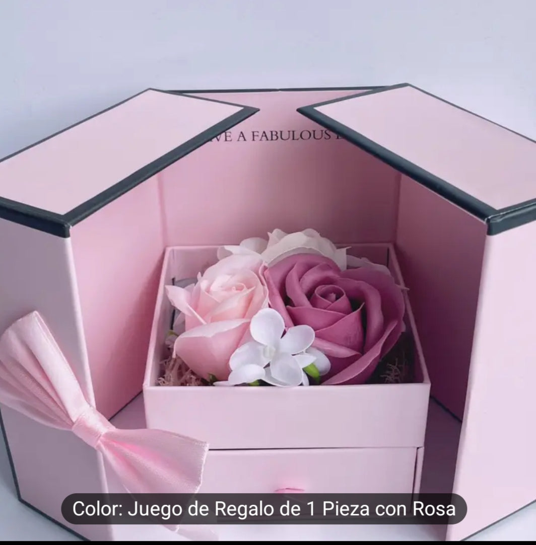 Hermosa caja de regalo color rosa con cadena silver y corazón rosa