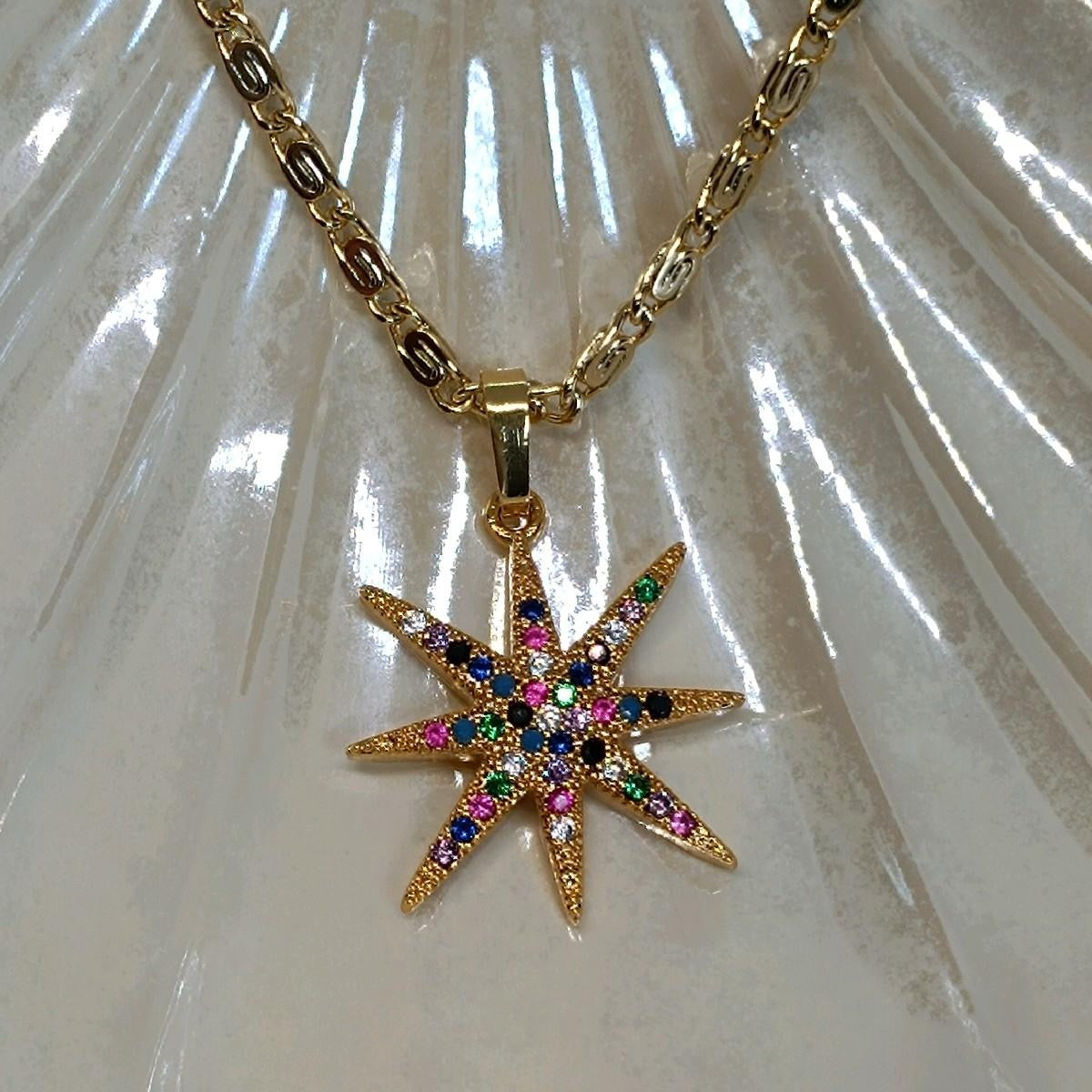 Cadenas con colgantes en colores diseños de luna, hongo, copa y estrella