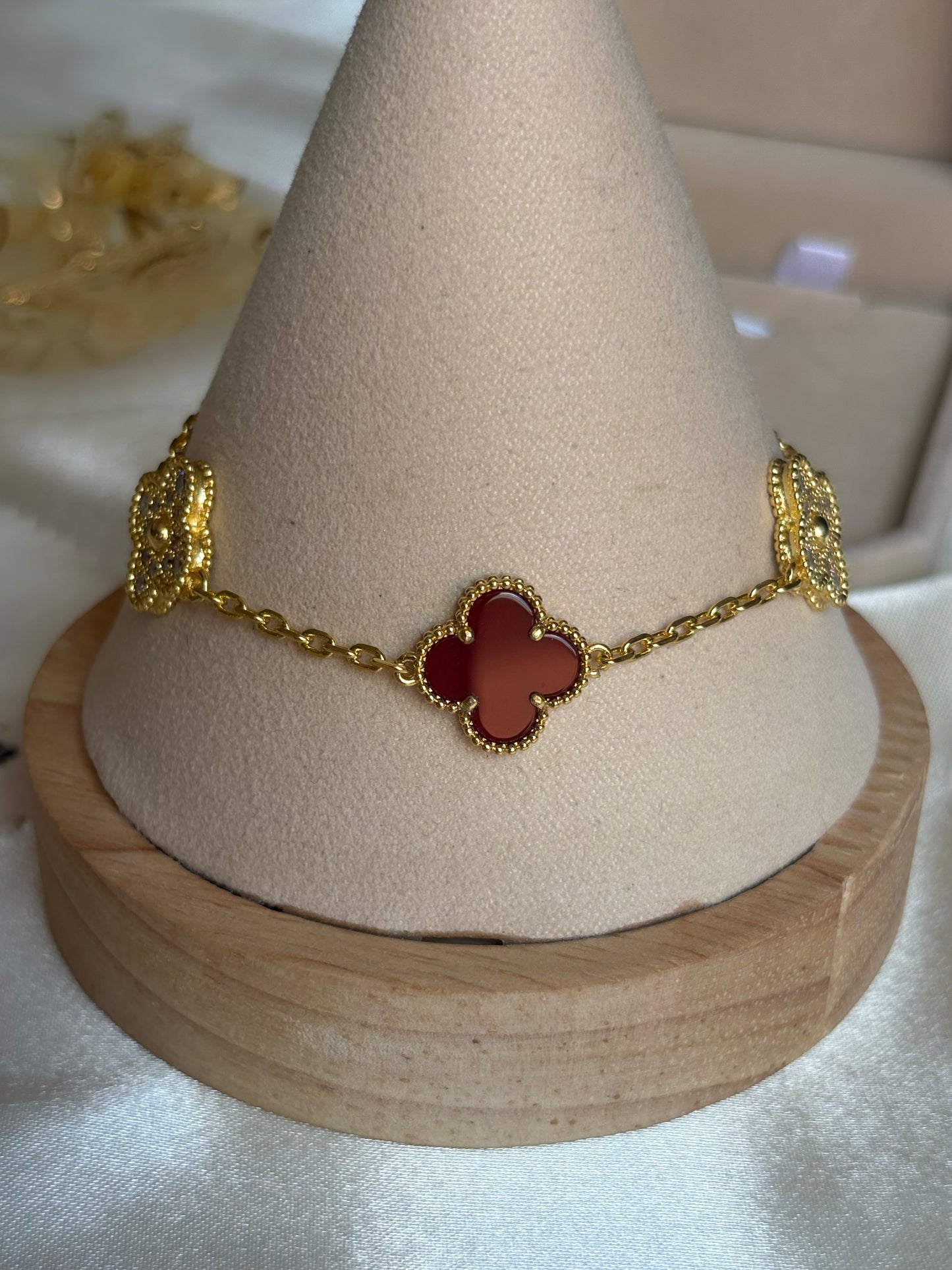 Pulseras de clover: roja, verde, negro y blanco