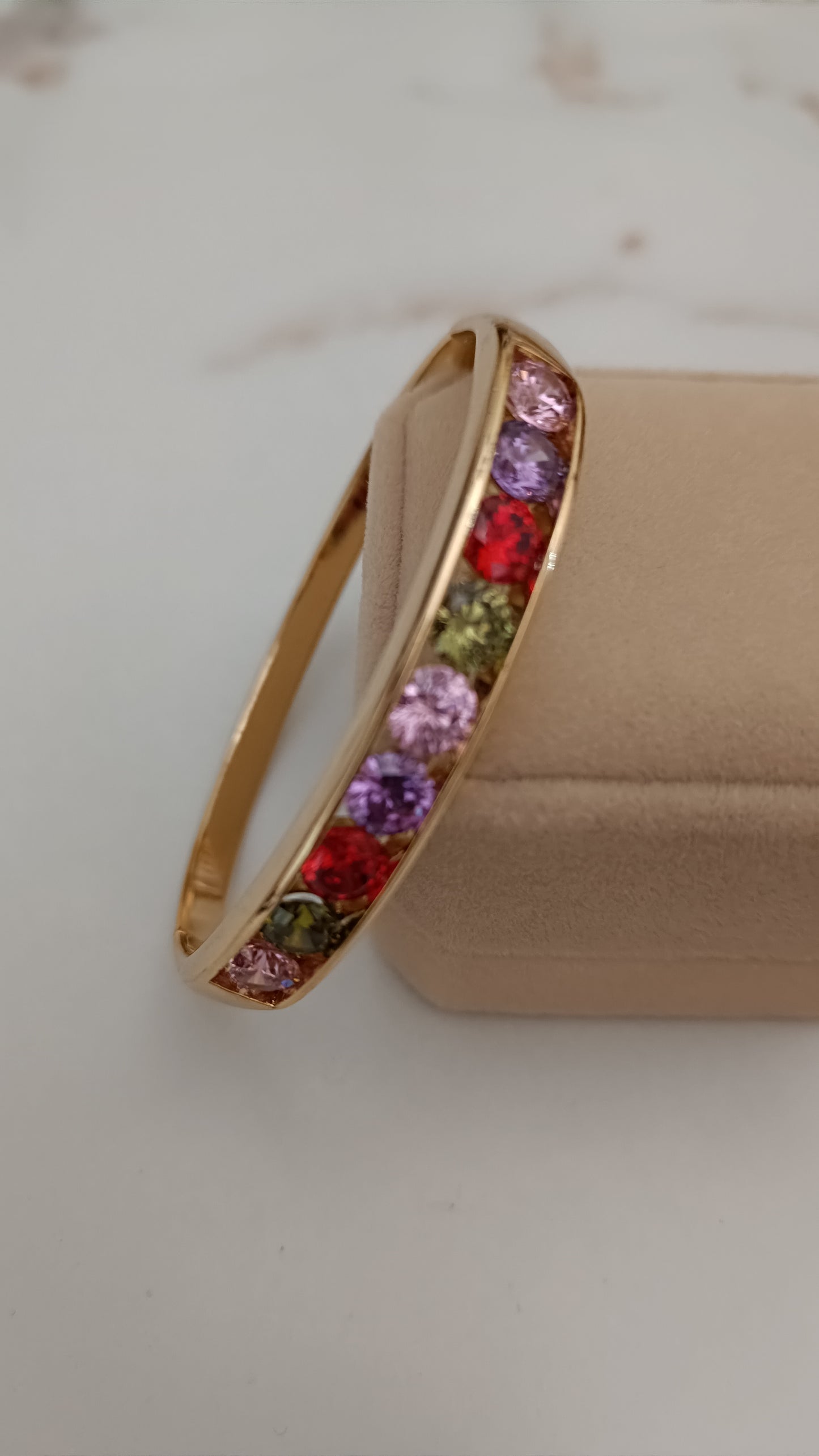 Bangle con zirconia en colores