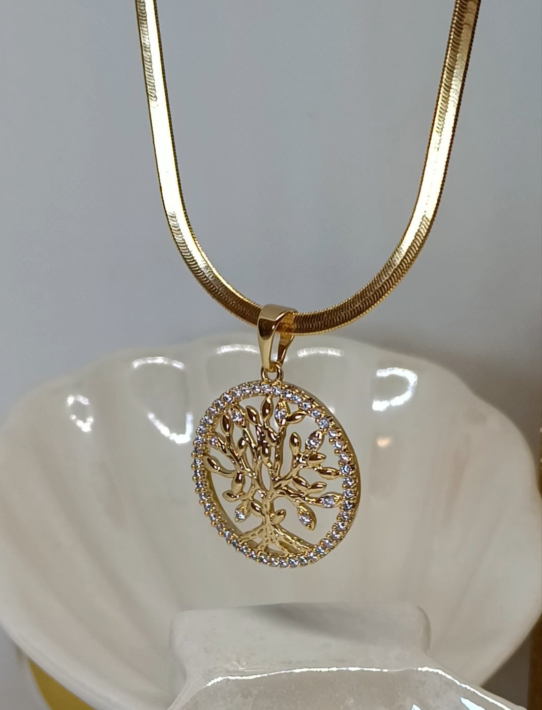 Cadena con colgante de árbol de la vida