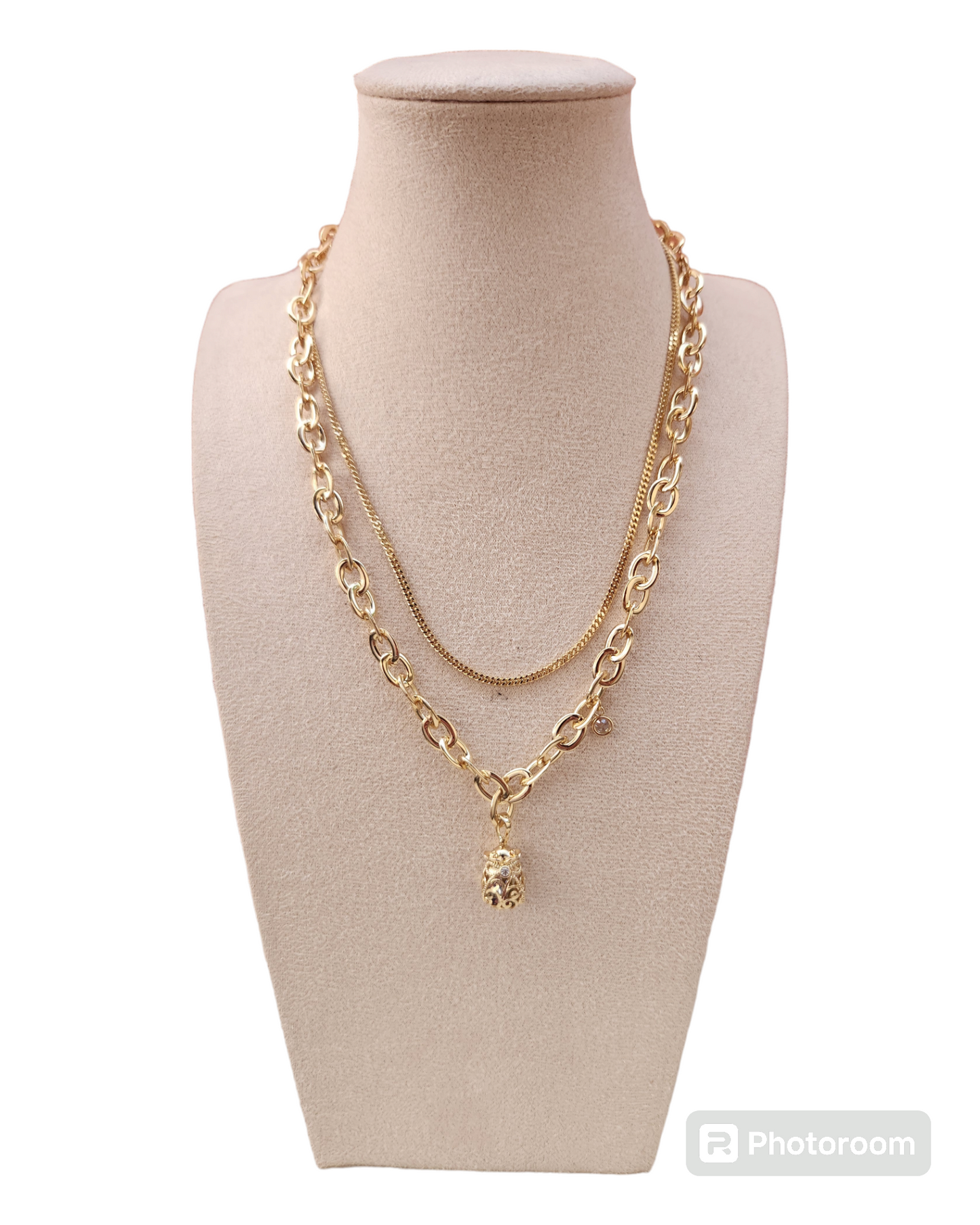 Collar o cadena dobles en diferentes diseños: con cesta, amuleto y cadena colgante
