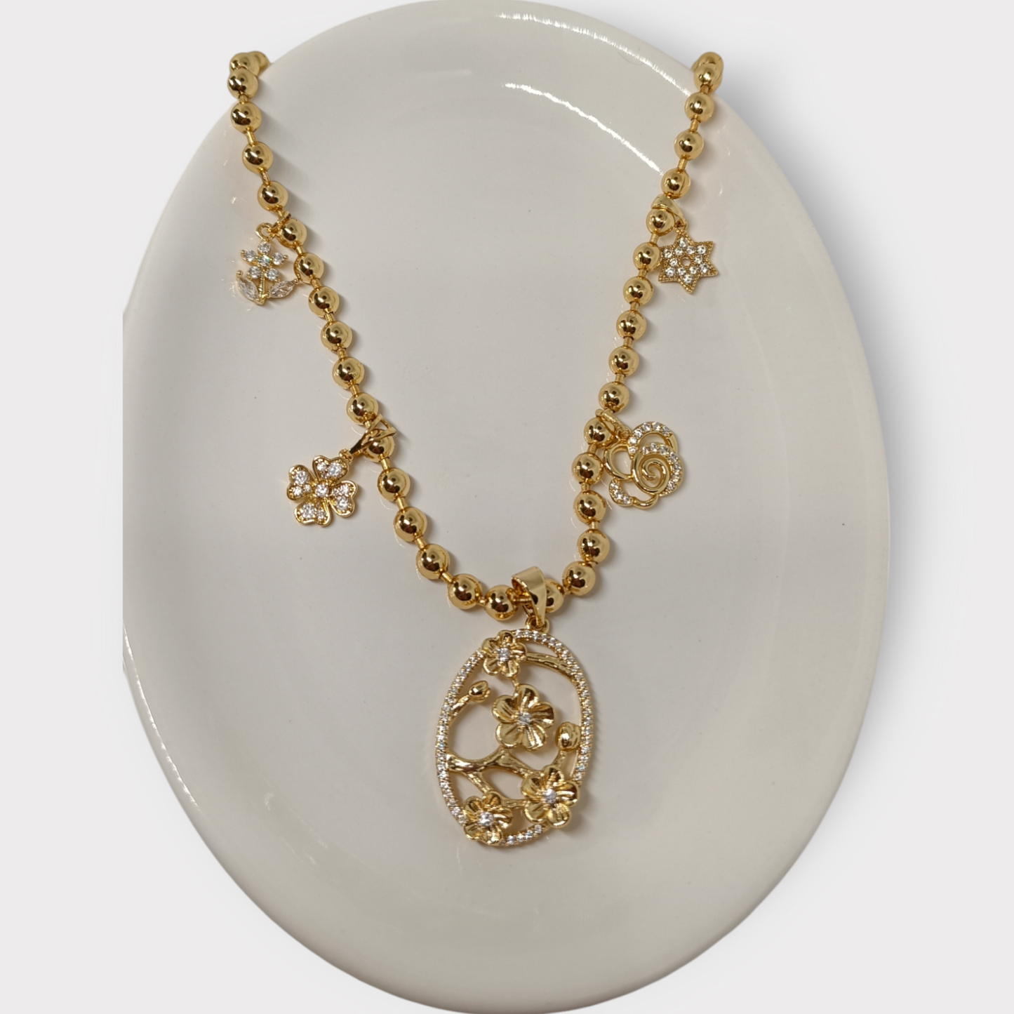 Collar con varios colgantes en diseño de "FLORES"