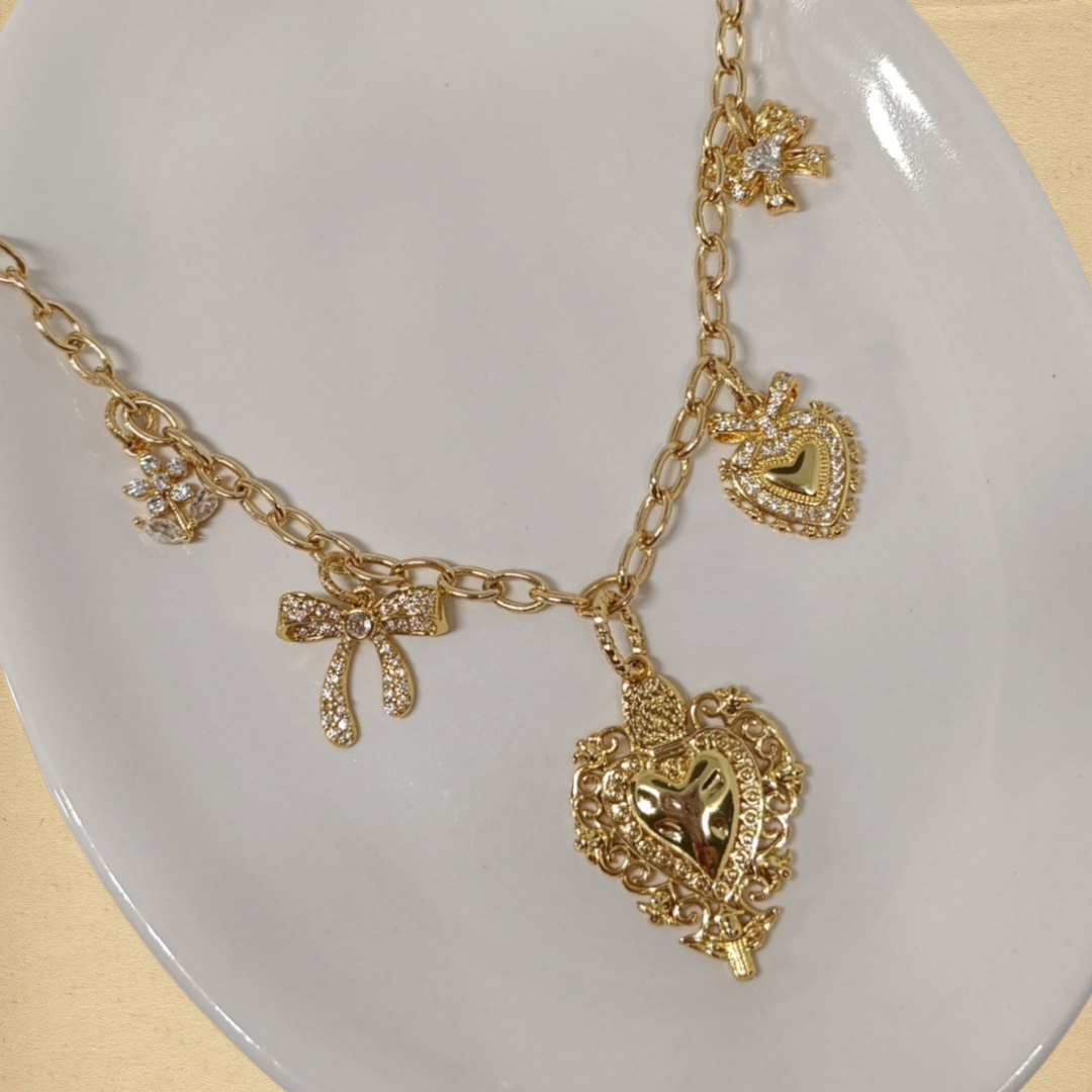 Collar con variois colgantes de "Corazón"