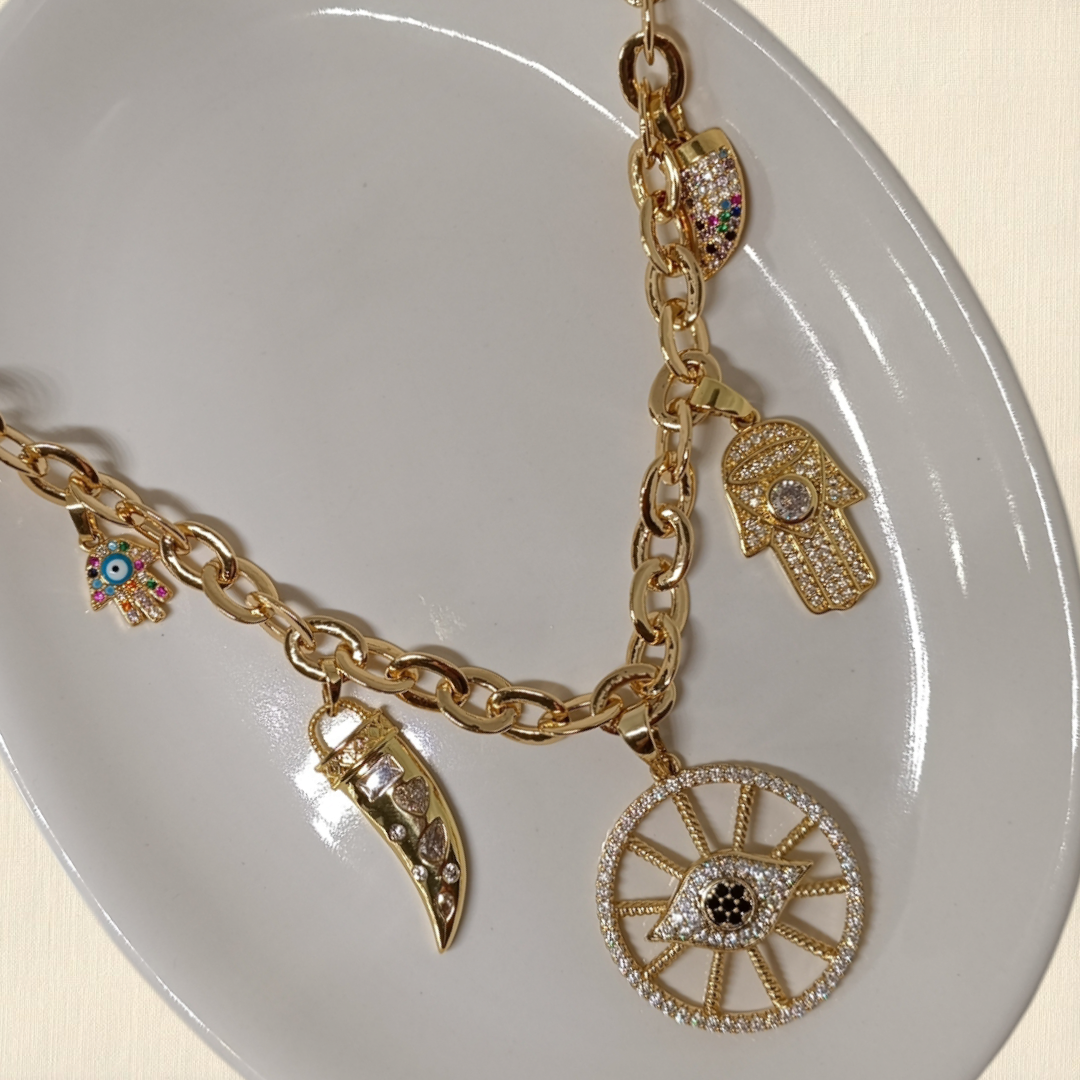 Collar con varios colgantes para la buena "Suerte"