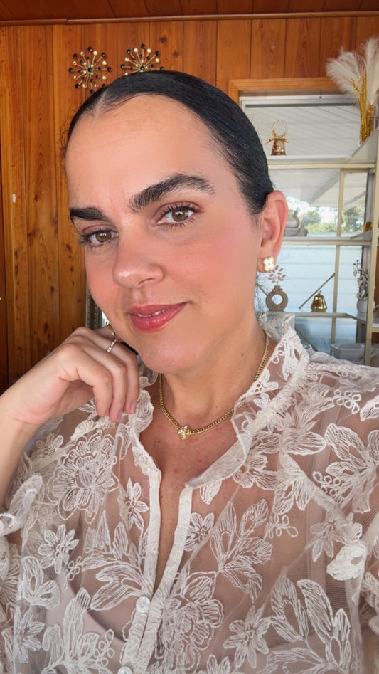 Cadena cubana tipo choker con dije de rosa