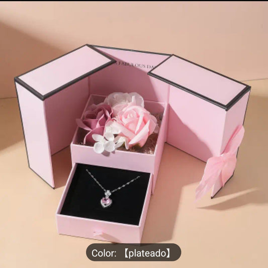 Hermosa caja de regalo color rosa con cadena silver y corazón rosa