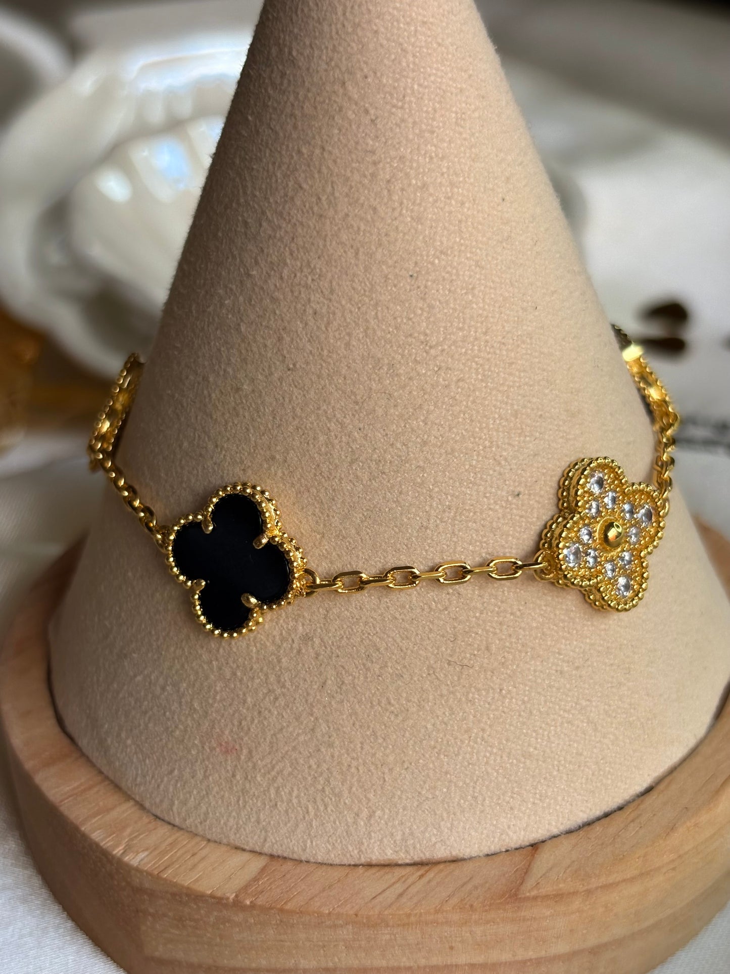 Pulseras de clover: roja, verde, negro y blanco