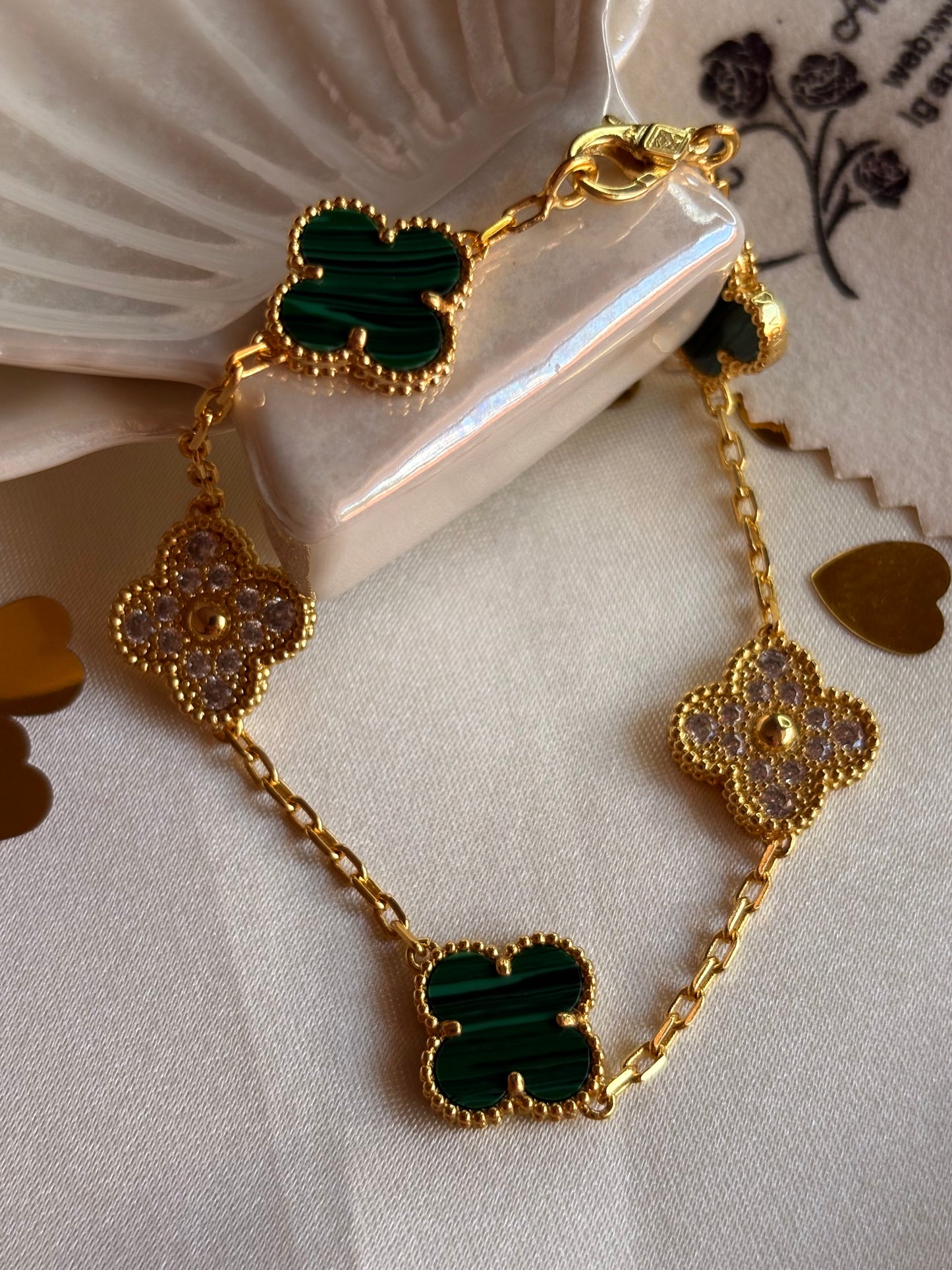 Pulseras de clover: roja, verde, negro y blanco