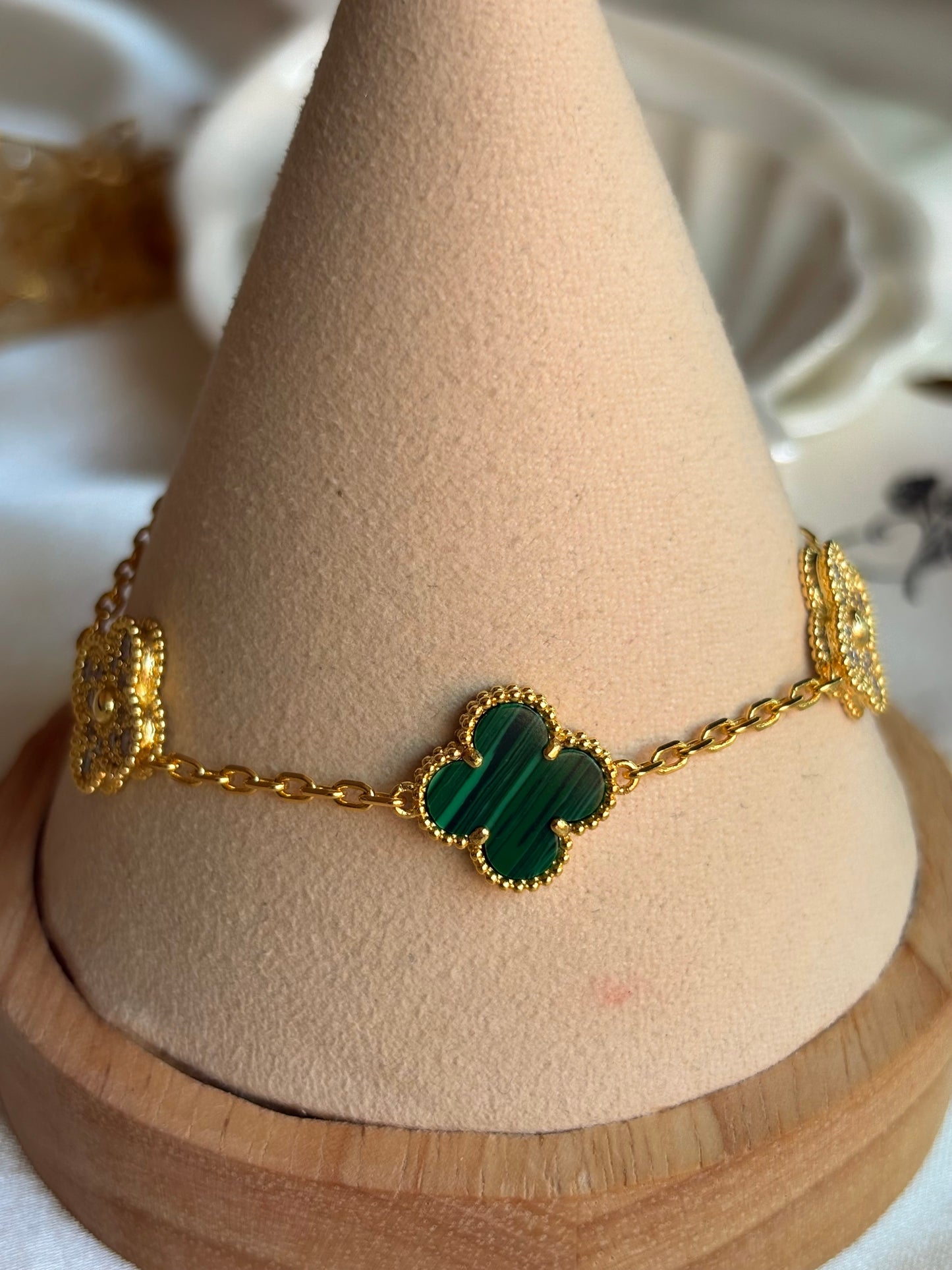 Pulseras de clover: roja, verde, negro y blanco