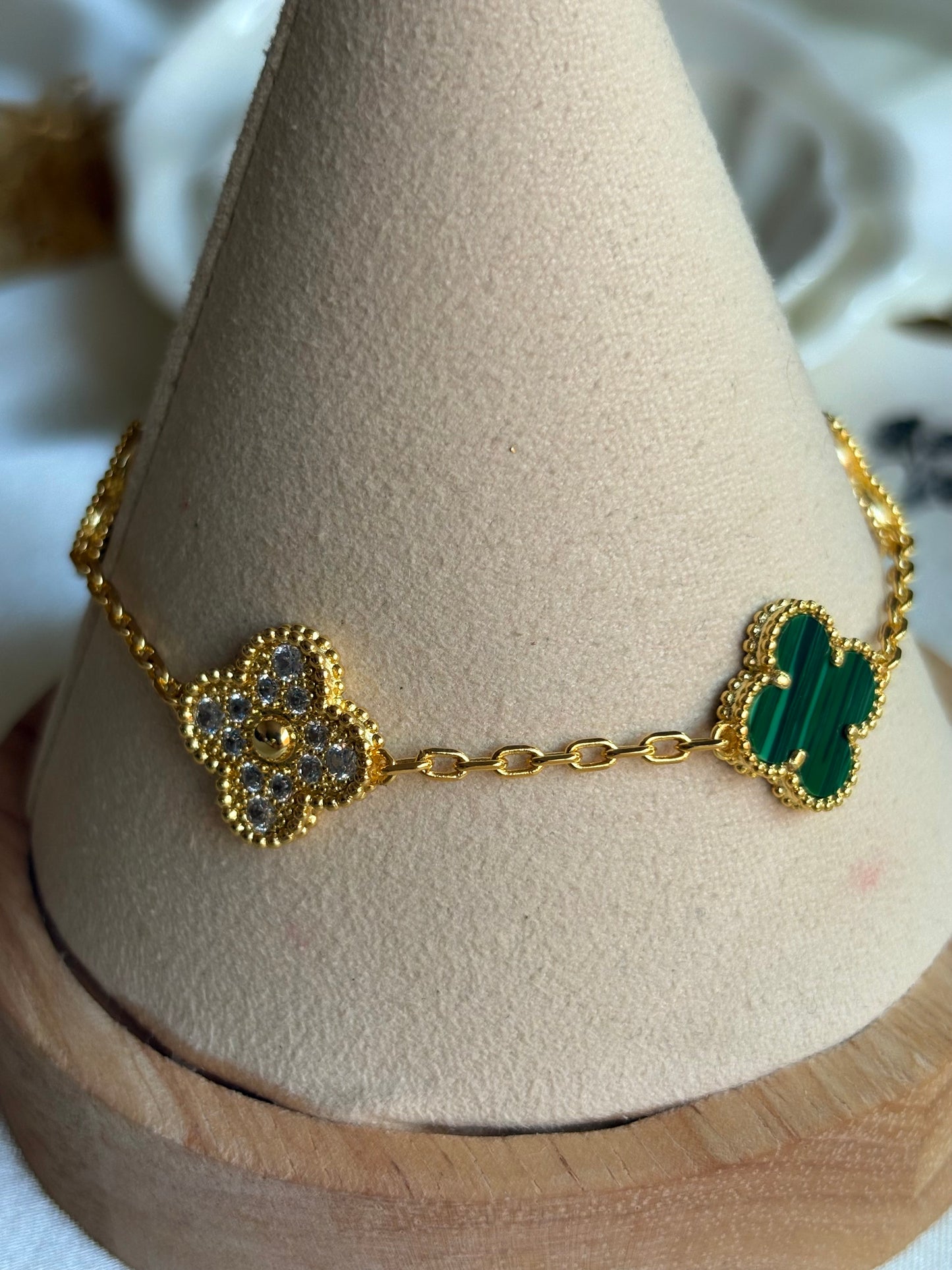 Pulseras de clover: roja, verde, negro y blanco