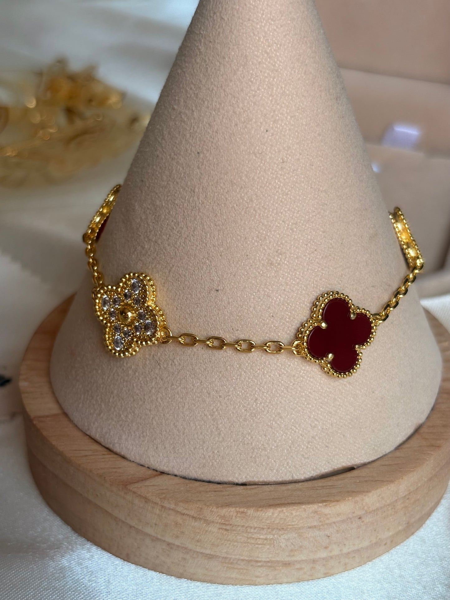 Pulseras de clover: roja, verde, negro y blanco