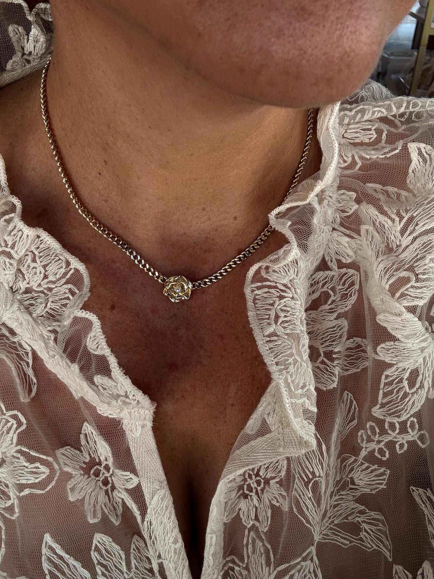 Cadena cubana tipo choker con dije de rosa