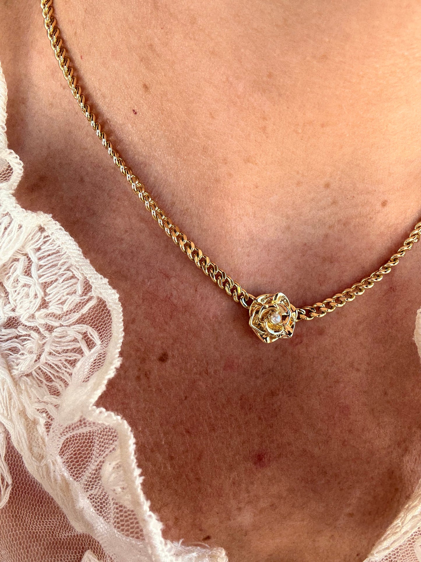 Cadena cubana tipo choker con dije de rosa