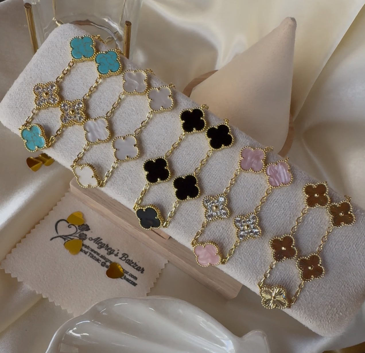 Pulseras de flor: roja, verde, negro, dorado, turquesa y blanco