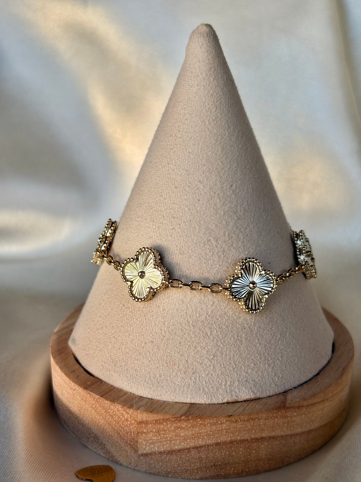 Pulseras de flor: roja, verde, negro, dorado, turquesa y blanco